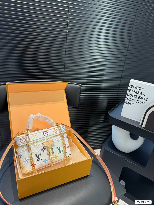 p230 配飞机盒折叠盒子 Lv化妆包 lv尤物人间白三彩真漂亮啊白三彩系列每一只都值得收藏，又可以搭配俏皮可爱下次想试试洒脱一点穿搭彩色老花 五彩缤纷的少女心