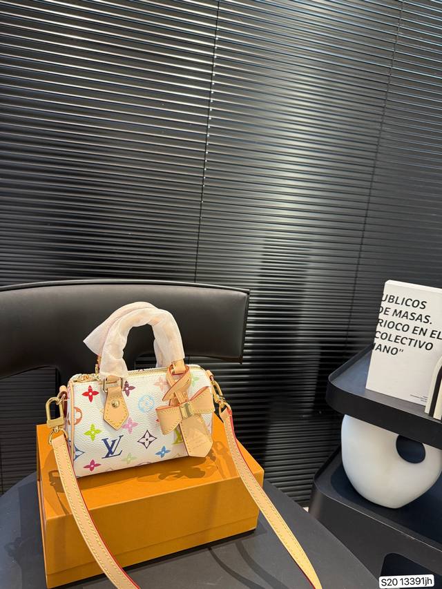 p180 配折叠盒子Lv 枕头包 lv尤物人间白三彩真漂亮啊白三彩系列每一只都值得收藏，又可以搭配俏皮可爱下次想试试洒脱一点穿搭彩色老花 五彩缤纷的少女心满出来