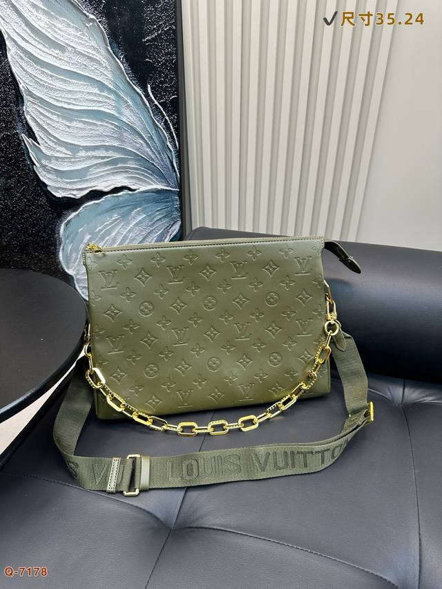 p270 lv Coussin 抱抱包 牛皮版本 最爱的黑白Look来啦 柔软的小羊皮质地让我拿上手的那一刻就爱上了它的触感 包包内里很多小隔层 让各种私人物品