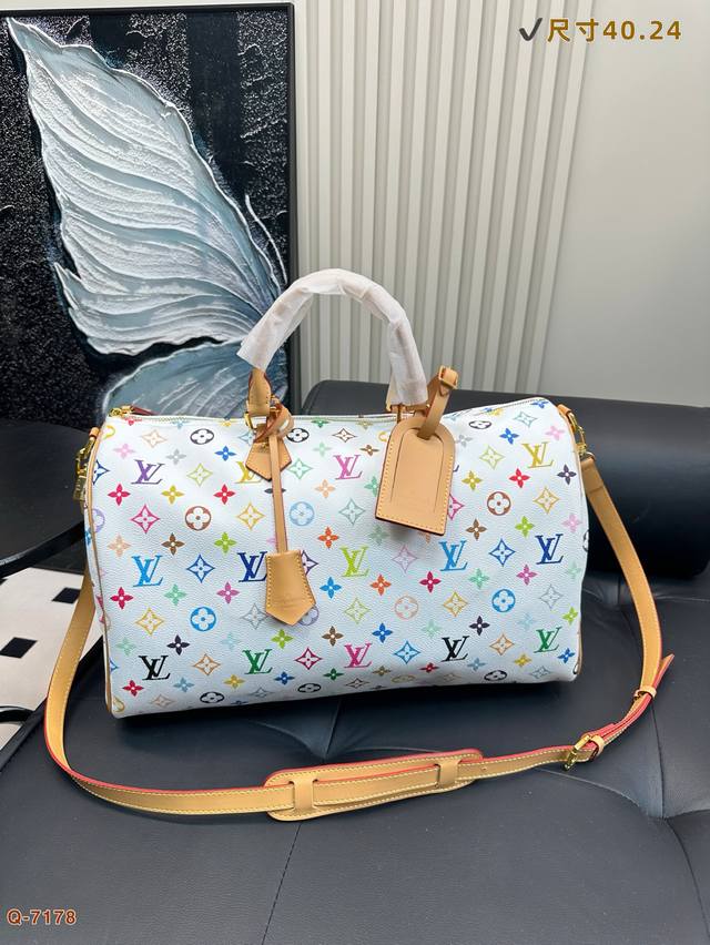 p250 lv村上隆手拎旅行袋Keepall斜挎包机场包 大容量 度假旅行必备时尚达人必备单品之一实物绝对惊艳到你！原版牛皮 五金 尺寸：40.24