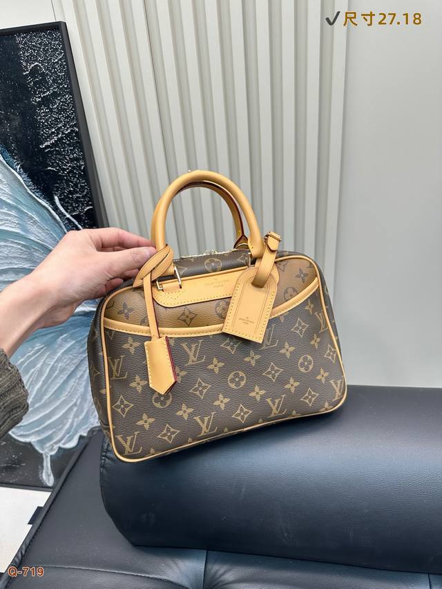 p210 配折叠盒 lv珍妮包超级可爱圆乎乎可以手提可以斜挎 珍妮包真的很有复古的感觉~感觉过去的贵族特别喜欢这样的小小旅行箱，大号作为短期旅游特别受欢迎，小号