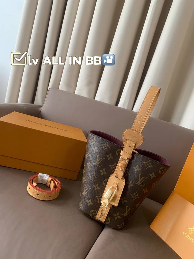 p300 All In Bb重磅来袭老花百搭经典不过时，多种搭配 卡扣多种造型实现轮廓自如收放，充裕空间成就日常佳选[烟花][烟花][烟花] 尺寸：18Cm