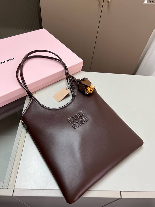 p230 缪缪Miumiu托特包 又是被 Miu Miu 的设计沉沦的一天！ 搭配很加分出差旅人必备超级能装 y-4尺寸34×34配盒