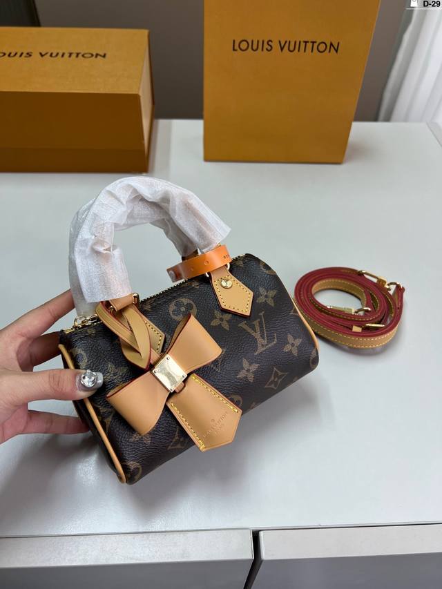 p160 lv 路易斯威登枕头包 百搭时尚 颜值超高 是每个潮酷女孩必入单品 d-29尺寸16×10折叠盒 p160 lv 路易斯威登枕头包 百搭时尚 颜值超高 是每个潮酷女孩必入单品 d-29尺寸16×10折叠盒