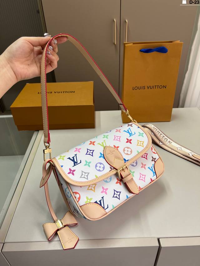 p180 lvdiane老花法棍包走秀款 单肩斜挎腋下包搭配花卉刺绣肩带 配2个肩带 都可以拆卸 d-23尺寸25×13折叠盒