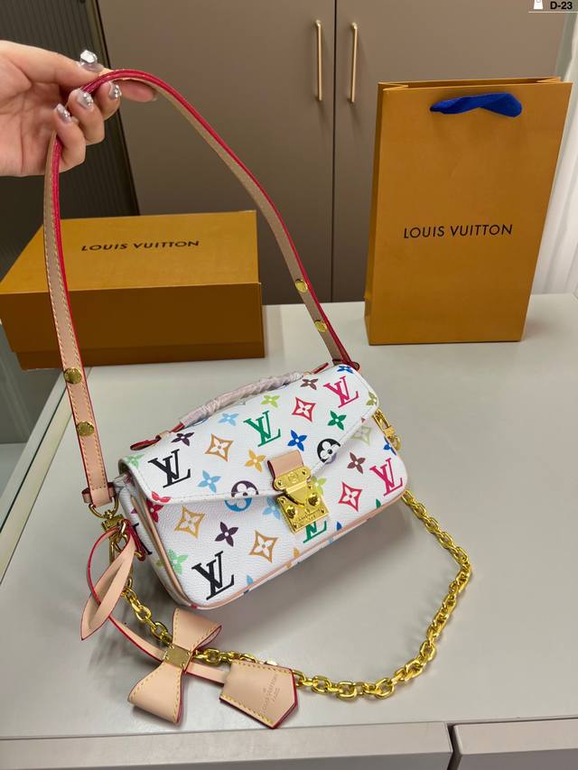 p180 l家 新款小邮差Metis 完美尺寸的Lv邮差包来啦 可爱 可爱 终于终于出了！ d-23尺寸20×13折叠盒