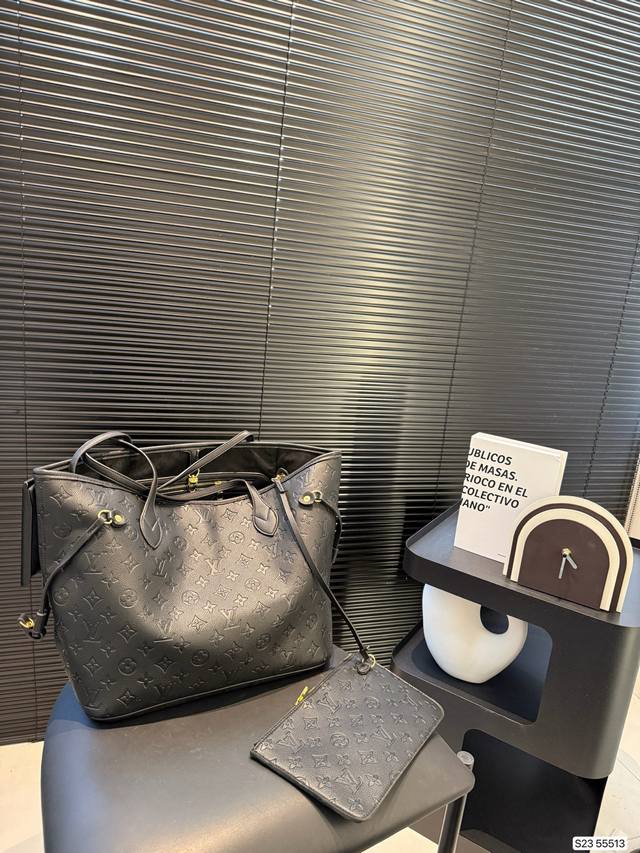 p200 新款Lv购物袋 超火的Tote托特包，日常通勤都非常可会越用越喜欢的一款，值得入手。尺寸：33 29 货号55513