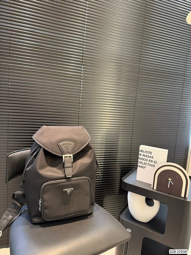 p230 配盒子 普拉达双肩包 非常好看 dior包包 Dior迪奥双肩包 既高级又时尚 回头率超高的一款双肩包 轻便容量又大出行必备的单品 尺寸29 39 货