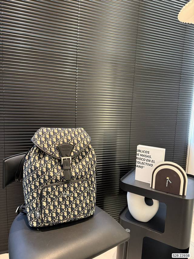 p230 配盒子 迪奥双肩包 非常好看 dior包包 Dior迪奥双肩包 既高级又时尚 回头率超高的一款双肩包 轻便容量又大出行必备的单品 尺寸29 39 货号