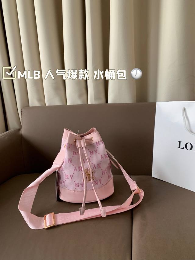 p140 mlb 人气爆款 水桶包 实用又能装 宽肩带|不勒肩|可调节 超能装！ 使用率太太太高了！ 书本|水杯 补妆小东西 一通乱塞 尺寸16*20Cm