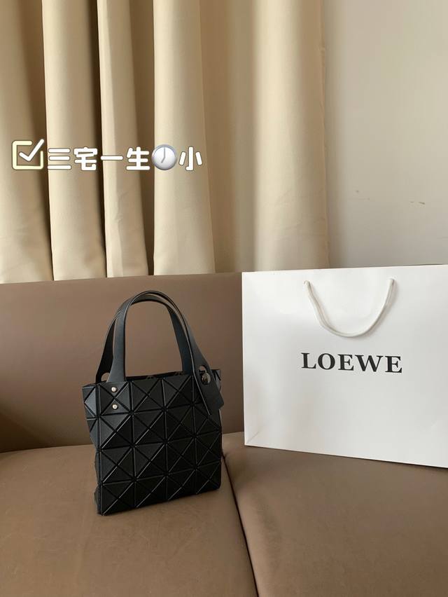 小号P160 超有品味，一生必备的一只包三宅一生来咯！设计感高级感十足，太好看了包身是进口金属Pvc材质与网纱结合整体体态轻盈，Mini Boxy 可平面可立体