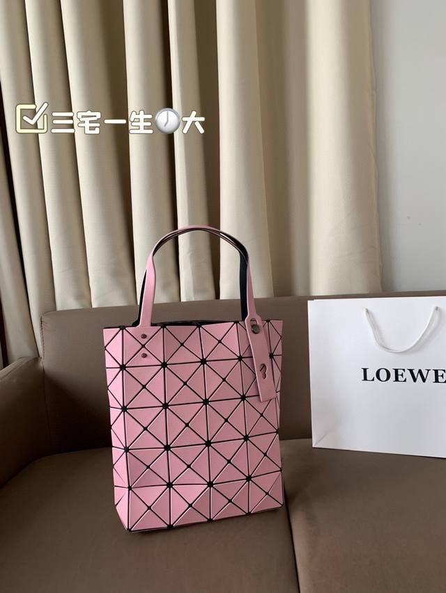 大号P160 超有品味，一生必备的一只包三宅一生来咯！设计感高级感十足，太好看了包身是进口金属Pvc材质与网纱结合整体体态轻盈，Mini Boxy 可平面可立体