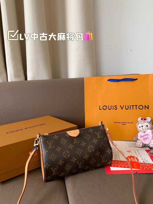 p230 顶级原单 牛皮 lv中古大麻将包 就冲它的颜值和实用性，完全配得上它断货王和涨价小天才的称号~ 整个包身仅肩带处是植鞣革，不用背着它担惊受怕了集方便实