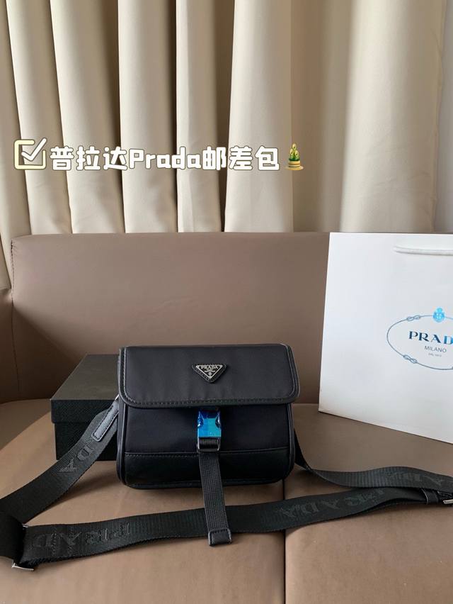 p110 配礼盒 普拉达Prada邮差包 相机包大小正好哦！ 尼龙材质！ 防水由耐磨！ 尺寸19.16