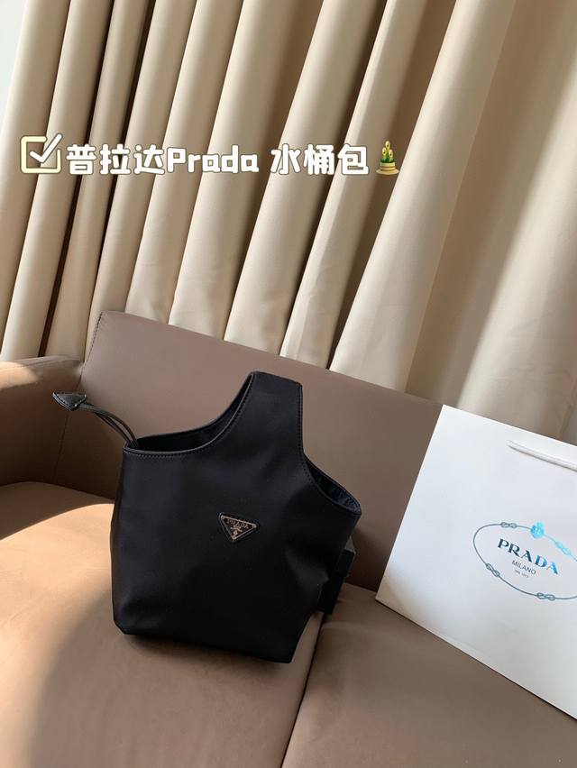 p100 普拉达Prada 水桶包 帆布包 犹如潇洒在普拉达女包的休闲生活中穿梭 』 进口防水帆布面料和高密度电镀五金，按扣开口，内设包中包，可拆卸式斜挎肩带您