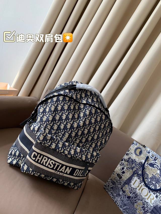 p250 迪奥双肩出货 新款 男女背都好看 作为一只合格的双肩包 一定要好看 舒适 耐造 背包比较大 远途旅行带它准没错 也是学生党的最佳选择 超级实用 再适合