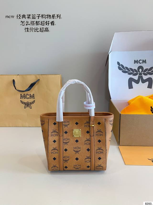 p170配礼盒 mcm 菜篮子 越看越可爱 经典配色 容量日常出门没毛病 手机 钥匙 钱包都能轻松放下 颠覆我对迷你包的概念 爱了爱了 可斜挎可手拎 斜挎也很贴