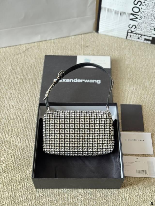 牛皮版本 P160 配挂件 alexander Wang 亚历山大王钻钻包闪闪发光的手提斜挎包 超级喜欢 有一种酷酷的感觉，实物超级闪 Bing 夜店必备了！爆