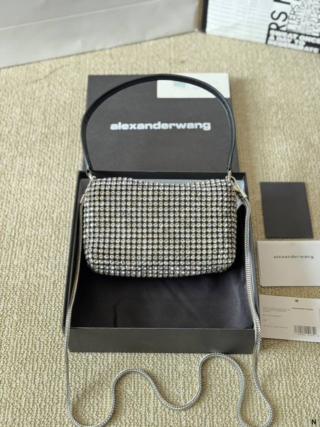 牛皮版本 P140 alexander Wang 亚历山大王钻钻包闪闪发光的手提斜挎包 超级喜欢 有一种酷酷的感觉，实物超级闪 Bing 夜店必备了！爆炸洋气！