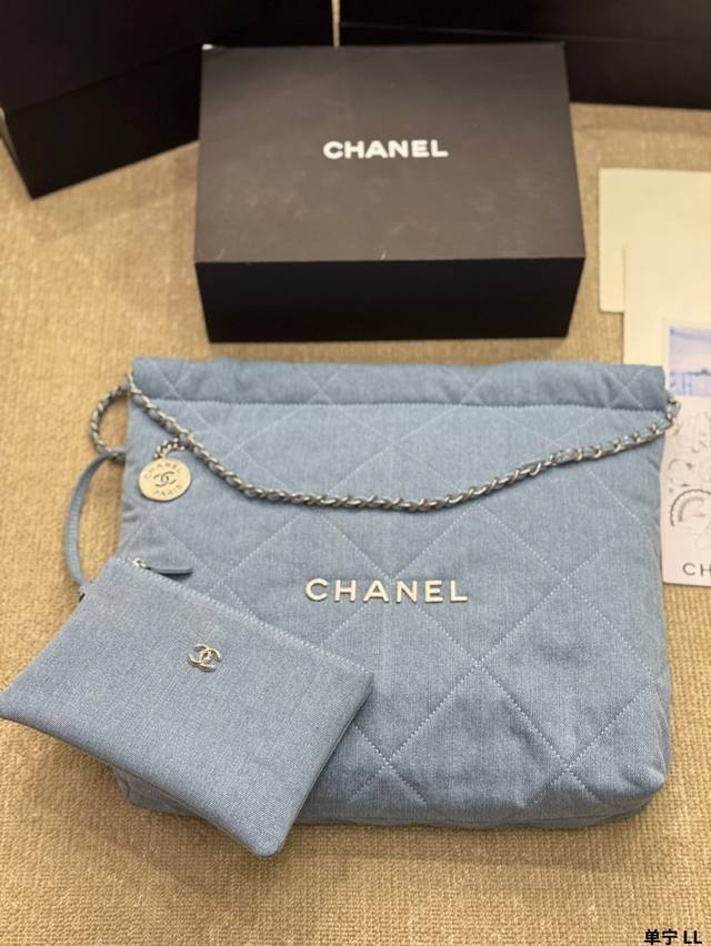 丹宁 P240 chanel 22Bag |以数字命名的“垃圾袋” 2021 年10 月，Chanel 品牌艺术总监Virginie Viard在2022年春夏