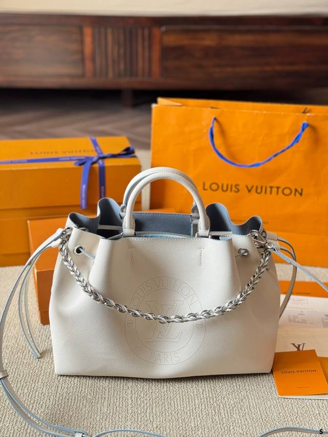 牛皮版本 P290 lv路易威登Bella月光女神水桶包 收拢水桶包型，内里隔层设计 链条编织手柄，实现多种背法 设计感满分，非常轻便~ 秋冬季节搭配减龄百搭还
