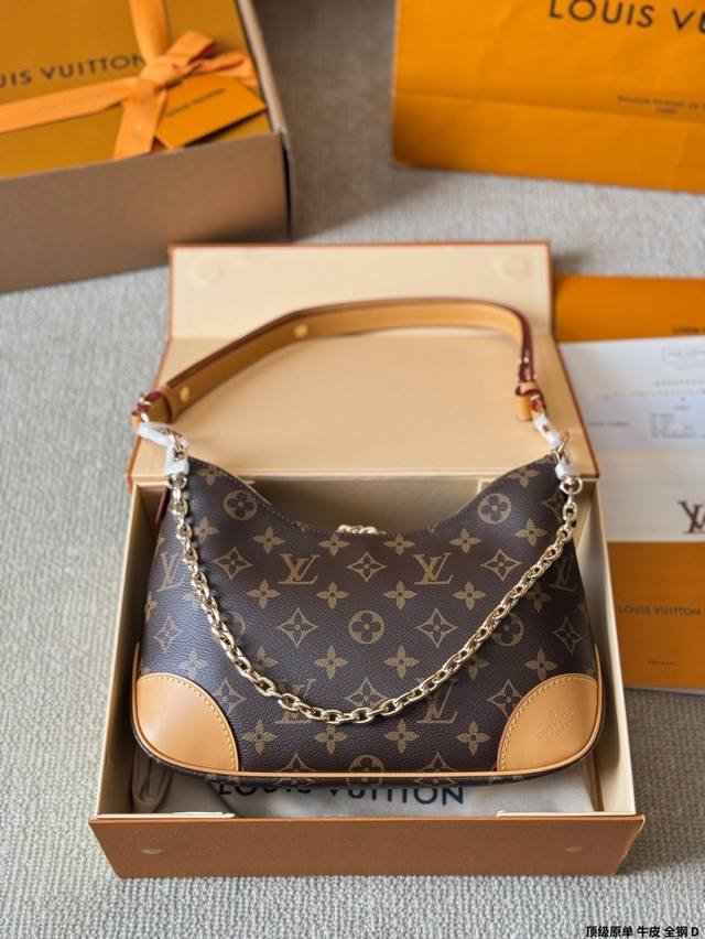 顶级原单 牛皮 全钢 P320 lv Boulogne邮差包 牛角包 新款的 Boulogne Size 对比之前小了，但完全不影响它的容量。设计上多加了金色链