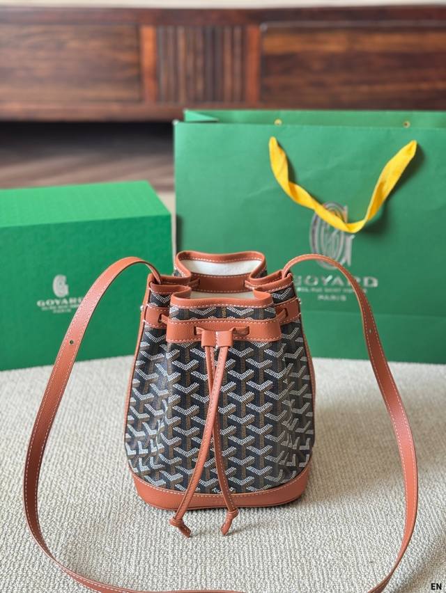 p240 goyard戈雅水桶包 水桶包来了 非常贴心有三个长短设计 手提 单肩 斜跨 超多明星的钟爱包包 轻便能装 可以说是通勤王者 上身效果绝美 背一次就会