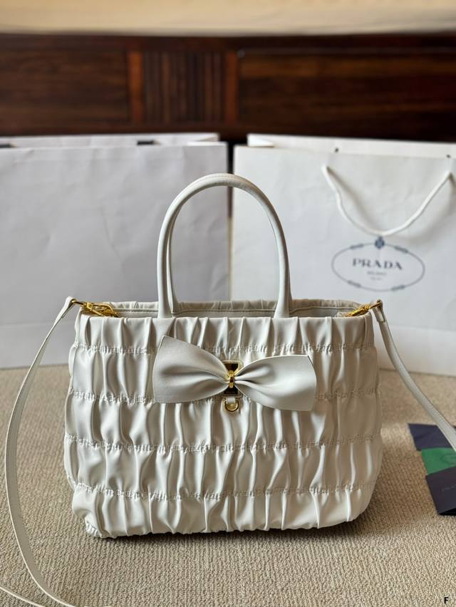 p260 prada 褶皱手提包大号 prada｜普拉达 褶皱手提斜挎包 温柔颜色容量惊人 非常能装～秋冬搭配神器 可酷可温柔！通勤外出使用款尺寸28 22Cm