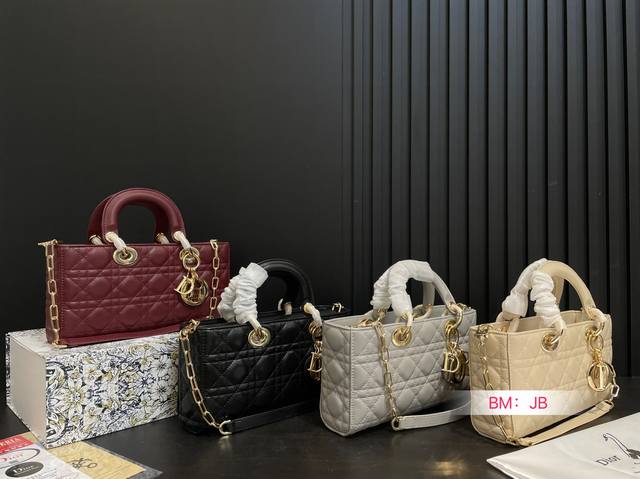 p190 配折叠礼盒 dior 横板戴妃包 Diorlady-Life 在澳门威尼斯喜提一款2022新款Lady-Life包治百病不是假的含它实在是太美了，实物