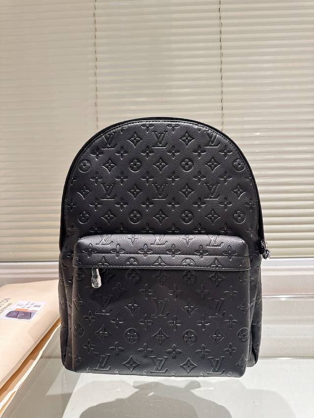 p170 iv男士Discovery老花双肩包， a容量很大，放的下小笔记本。 男女通用，感觉女生背也很好看。 ★比较低调的一款，上 班通勤出去玩儿都可以背。★