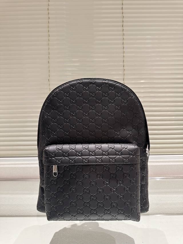 p170 gucci 最新款双肩包！采用进口牛皮，压花双G相扣，为黑色背景带来丰富的色彩。进口精致五金，黑色网格背面，舒适透气，内设手机口袋、笔记本电脑垫非常实