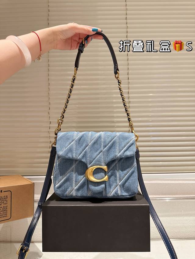 香布雷 P290 coach的Square Tabby 是一款备受瞩目的时 它在设计上展现出简约而不失优雅的风格。方正的轮廓线条流畅，彰显出规整与大气。包身材质