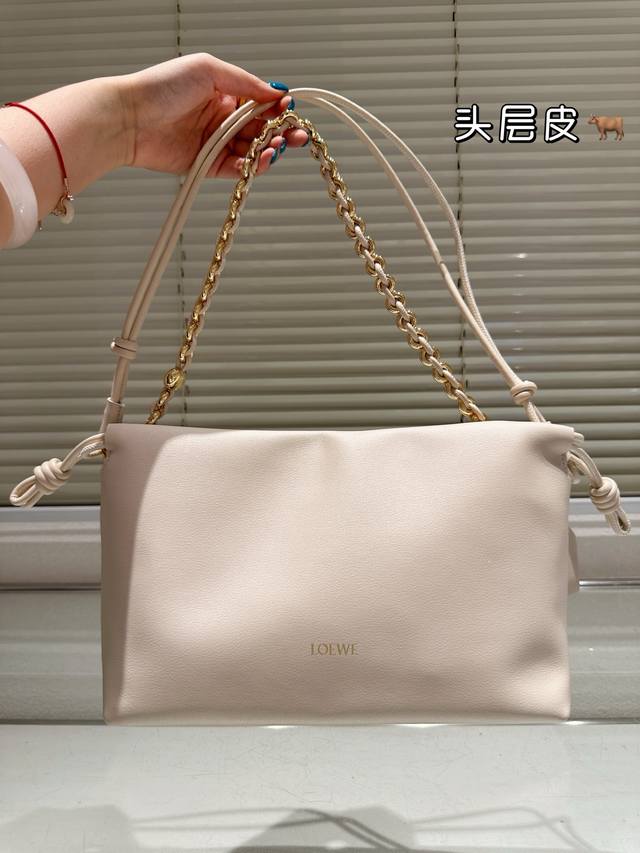 头层牛皮 P340 loewe软糯糯的云朵包小仙女必备单品 loewe 云朵包 这款一定要推荐给各位女孩们！仙女必备包包 看着普通可是上身效果超赞！