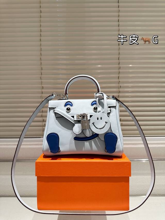 进口头层牛皮 P340 hermes Kelly 25年新款 千玺娃娃包Kellydo 最近娱乐圈出镜率最高的一款包包，H家永恒的经典. 凯莉包好随意搭配，不管