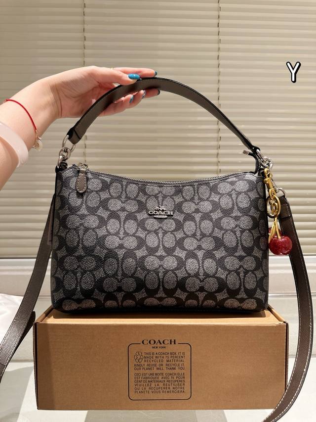 牛皮版本 P180 coach Lewis 蔻驰 月牙法棍包 撞色搭配、 背起来更舒服！ 单肩、斜挎、腋下 size：28*20Cm