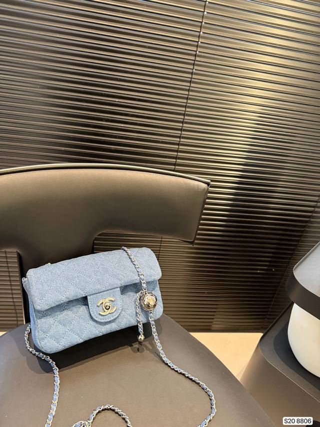 p180 香奈儿牛仔金球方胖子 女人总是被这种小细节拿捏一 可以斜挎单肩流浪背 精致可爱 又有点Leboy的休闲随性 链条任意调 巨百搭 注定是一只越用越爱 的 p180 香奈儿牛仔金球方胖子 女人总是被这种小细节拿捏一 可以斜挎单肩流浪背 精致可爱 又有点Leboy的休闲随性 链条任意调 巨百搭 注定是一只越用越爱 的