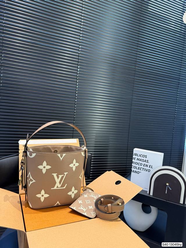 p310 配飞机盒折叠盒子 盲猜这次Lv上新黑马是All In Bb Lv水桶 Lv尤物 尺寸：17.5 18.5 货号13045Hy