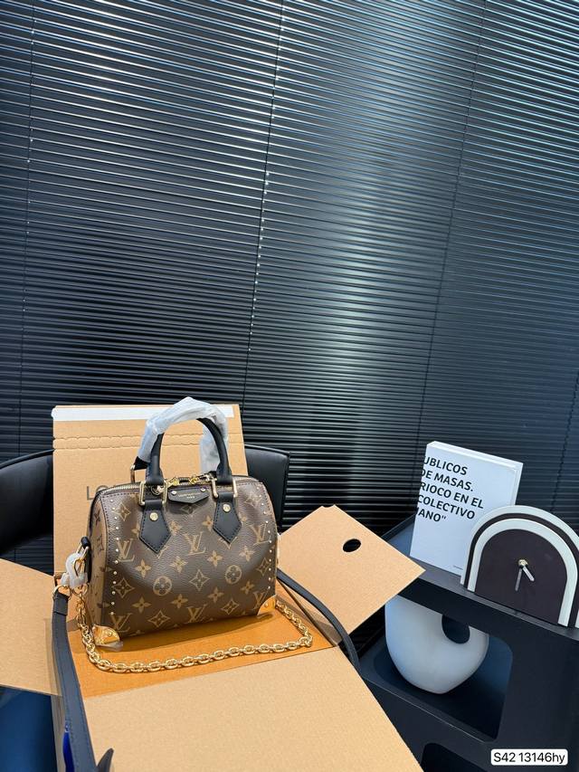 p330 配飞机盒折叠盒子 Lv枕头这一季Louis Vuitton秀款 lv2025早春系列]酷黑皮革与小巧老花时尚达人们，准备好迎接Lv2025早春系列了吗