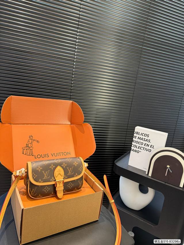 p150 配飞机盒折叠盒子 迷你Lv法棍包 上身简单又舒服 源自中古包 Sologne 的改良版 整体保留了简洁的包身造型 一根肩带升级成了两根肩带 可以单肩腋