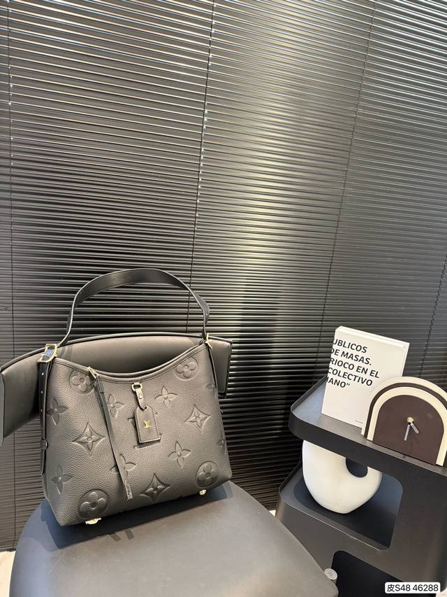 p360 Lv的压花Carry 如果喜欢容量大的, carry 不能错过 带可拆卸内袋,可改造 侧面肩蒂长短可调节 尺寸30 26 货号46288 p360 Lv的压花Carry 如果喜欢容量大的, carry 不能错过 带可拆卸内袋,可改造 侧面肩蒂长短可调节 尺寸30 26 货号46288