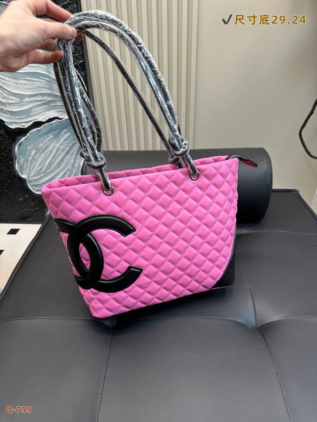 p190 尺寸底29.24 香奈儿Chanel 康鹏机场托特包明星爱不释手。 经典黑白熊猫配色 白色双C大Logo超级吸睛。 机场 Size霸气十足 装下电脑也 p190 尺寸底29.24 香奈儿Chanel 康鹏机场托特包明星爱不释手。 经典黑白熊猫配色 白色双C大Logo超级吸睛。 机场 Size霸气十足 装下电脑也