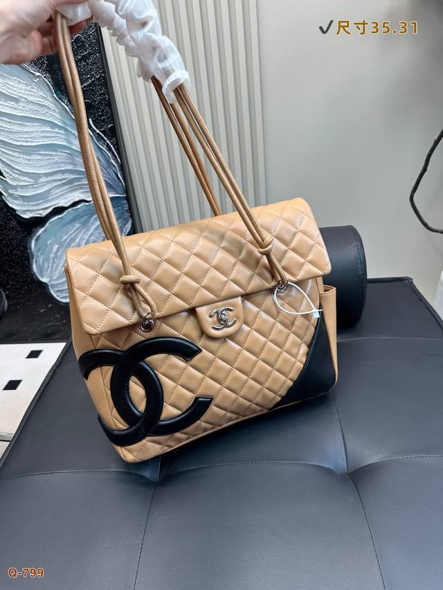 p200 尺寸35.31 香奈儿Chanel 康鹏机场托特包明星爱不释手。 经典黑白熊猫配色 白色双C大Logo超级吸睛。 机场 Size霸气十足 装下电脑也不