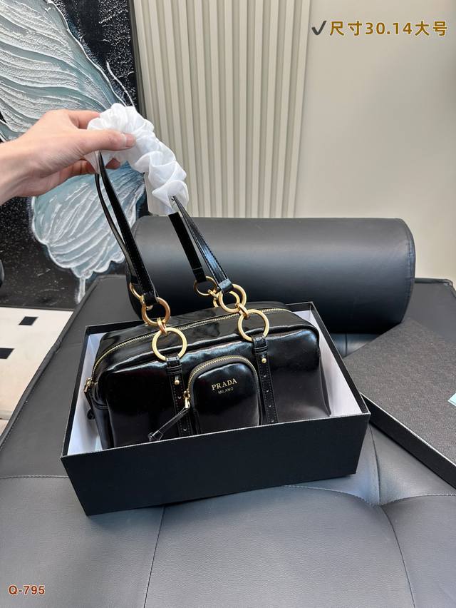 p220配礼盒 普拉达Prada新品油腊皮中古包手提包甄选复古感柔软油腊皮革制成。复古金属五金配件与典藏元素拉链口袋,彰显复古魅力。容量空间大,手提和肩带都可以 p220配礼盒 普拉达Prada新品油腊皮中古包手提包甄选复古感柔软油腊皮革制成。复古金属五金配件与典藏元素拉链口袋,彰显复古魅力。容量空间大,手提和肩带都可以