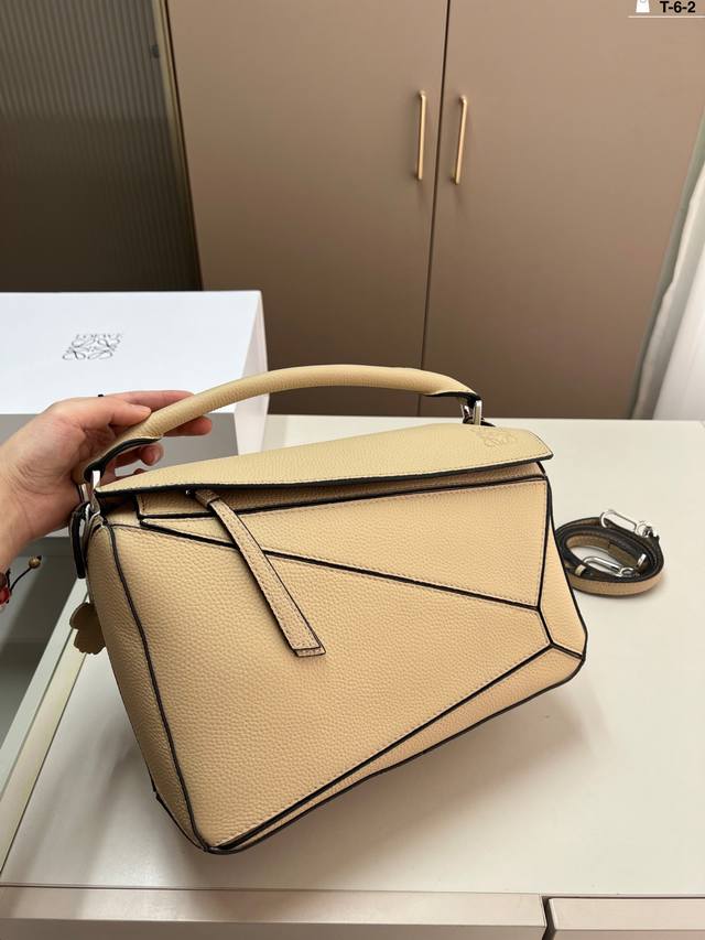 大P330（牛皮） 罗意威Loewe几何包 简约大气风格 更加轻盈 可轻松驾驭各种风格 t-6-2尺寸23×15/28×18折叠盒