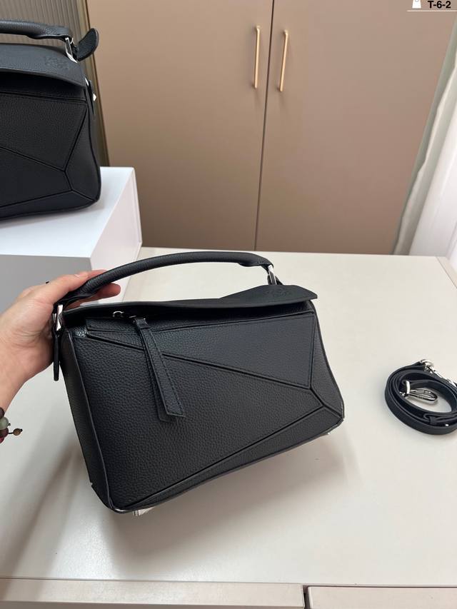 小P310（牛皮） 罗意威Loewe几何包 简约大气风格 更加轻盈 可轻松驾驭各种风格 t-6-2尺寸23×15/28×18折叠盒