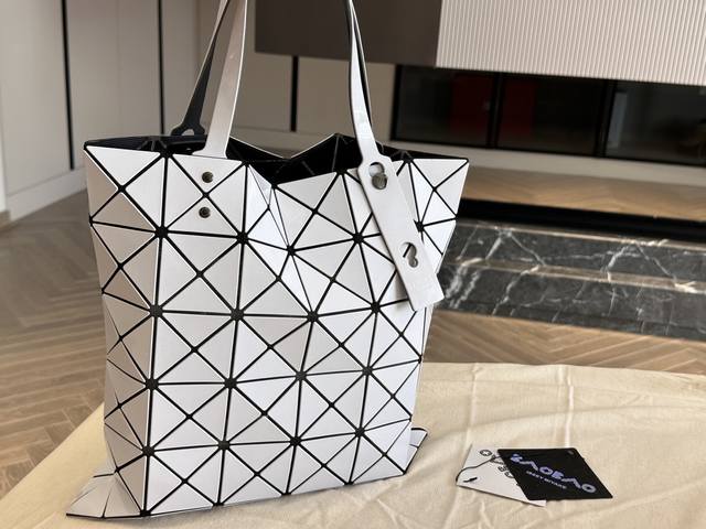 p140 无盒 升级 issey Miyake Baobao 三宅一生6X6 购物袋 尺寸 34X34Cm 珠光白太适合夏天啦 又轻又方便小清新~ 配正版黑白卡