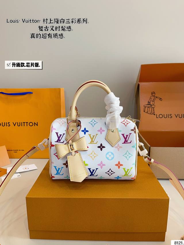 p220配礼盒. lv白三彩 枕头包. 这次和村，上隆的联名确实有-股闪回千禧年代的古早魅力现实和过去时髦新旧交替的无缝穿插着 巧妙回溯1930年代的装饰艺术风