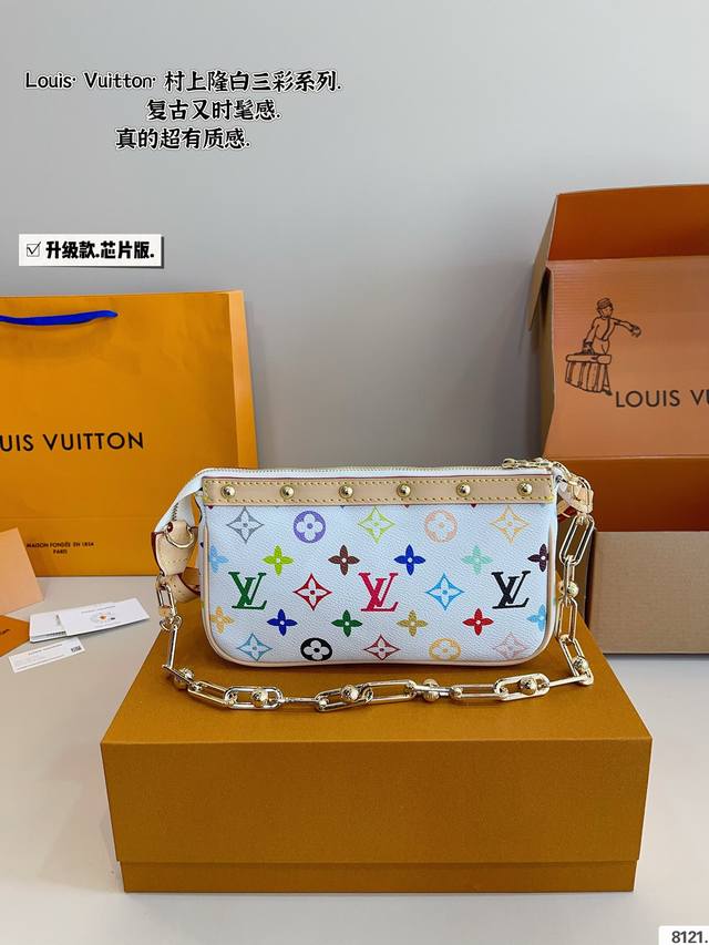 p210配礼盒. lv白三彩链条腋下. 这次和村，上隆的联名确实有-股闪回千禧年代的古早魅力现实和过去时髦新旧交替的无缝穿插着 巧妙回溯1930年代的装饰艺术风