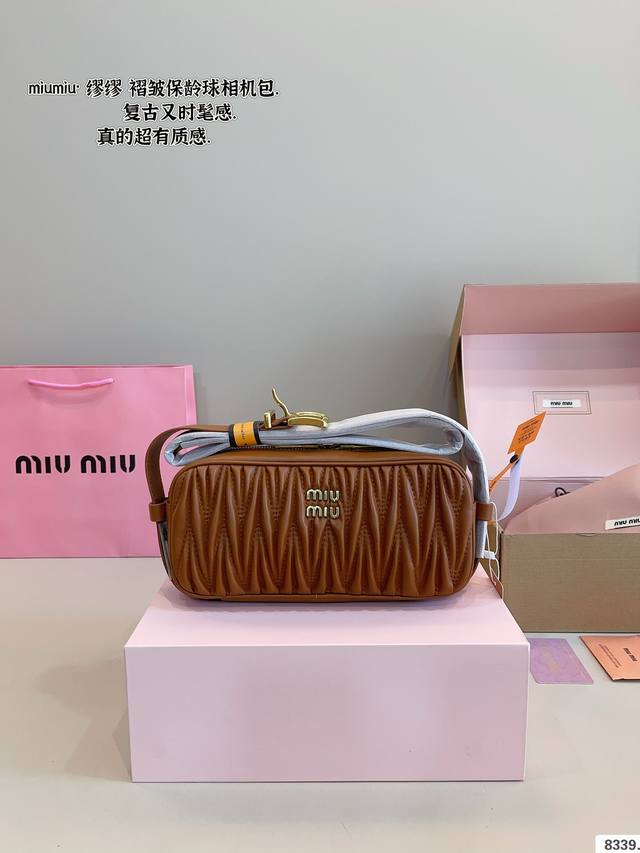 p220配礼盒 缪缪Miumiu 褶皱保龄球包 质感爆棚的美 上身真的太太太有质感啦 日常逛街不要太吸晴 尺寸：24*6*12Cm
