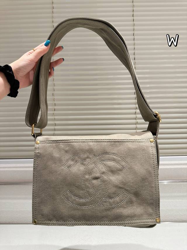 p200 chanel 斜挎包 单肩背或者手提着都很好看牛仔 所以不重也耐用 日常通勤出街帅气凹造型 都妥妥的合适！ 尺寸 27.22Cm